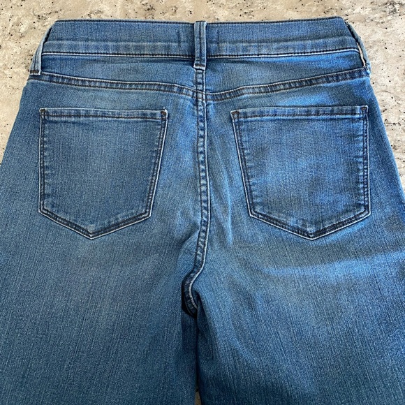 EUC NYDJ “Marilyn” crop jeans with Lift-Tuck Technology, size 6 - Picture 3 of 7